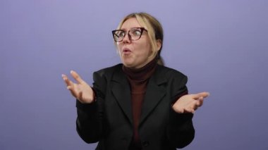 Gözlük takan ve siyah ceket giyen, el hareketleriyle şaşkınlığını ya da şaşkınlığını ifade eden bir kadın bir şeylerin farkına varma ya da sorgulama anı olduğunu ima ediyor.