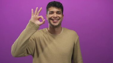 Erkek, arka planda el hareketi yaparak Latin kökenli genç bir erkeğin moralini düzeltir..