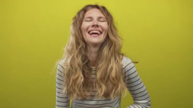 Kadın ağzı gülen stüdyo sarışın genç denek çizgili yeşil saat günlük kıyafet giyiyor..