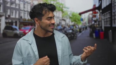 Park halindeki bisikletlerle ve bulanık yayalarla dolu hareketli şehir caddesinde hayali gitar tıngırdatan adam..