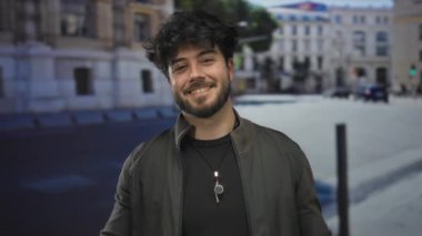 Güneşli bir günde, açık havada sırıtan kıvırcık saçlı genç bir adam ıslık kolye takıyor ve doğal ifadeyi ve gençlik enerjisini yakalıyor..