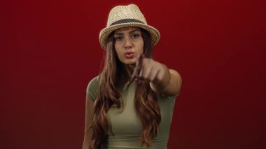 İspanyol bir kadın buraya parlak kırmızı bir arka plana karşı şapka takıp etkileyici bir davetiye göstererek gelir..