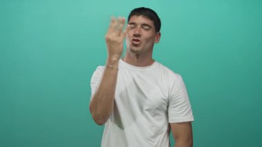 Adam dudaklarından yeşil bir stüdyo arkaplanına öpücük yolluyor..