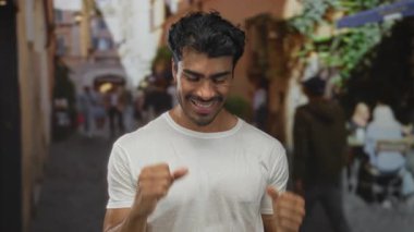 Yumruklarını sıkmış bir adam sıcak güneş ışığı altında gülümsüyor; kutluyor dayanıklılığı güven sevinci.