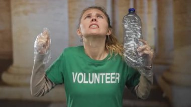 Kadın içeride öfkeyle şişeyi tutarken gönüllü temizlikçi, eldivenli sarışın suratın yanındaki naylona dokunuyor..