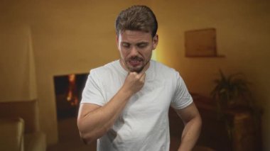 Oturma odasında boğaz boğaza öksüren ve irkilen İspanyol genç adam; ev sağlığı hizmetleri.