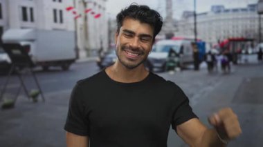 Kalabalık bir caddede dikilen adam yüzünü gösteriyor ve gülümsüyor; iyimserlik ve iyimserlik enerjisi.