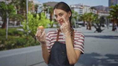 Eldivenli eldiveni olan, parmak yanağa hareket eden, sokakta önlük giyen, kendine güveni tam bir kadın..