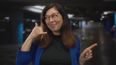 Mavi ceketli kadın bana jest yapıyor ve otoparkta parmağıyla işaret ediyor. Eğlenceli bir davet..