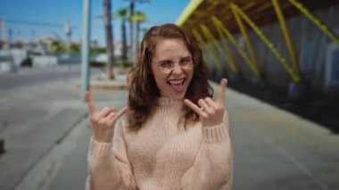 Kazaklı kadın, şehir sokaklarında gülümseyen taş mimiklerle mavi gökyüzünün altında hayat dolu şehir atmosferini yakalıyor.