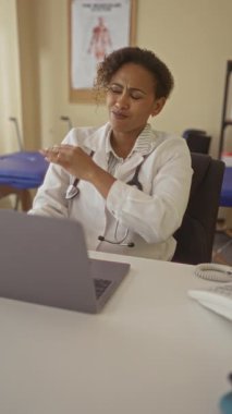 Steteskoplu kadın doktor, binadaki klinikte omuz ağrısı için omuz omuza; iş stresi.