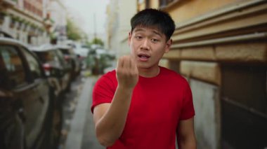 Canlı bir şehir caddesinde iletişim kuran genç bir adam, açık hava ortamında yakalandı..