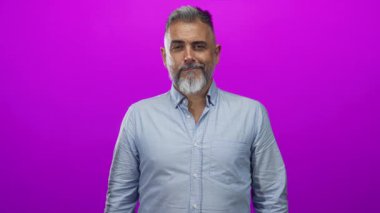 Elleri duada sıkışan ve gözleri morumsu stüdyoda düğmeli gömlek giyen adam, sakin şükran meditasyon yansıması..