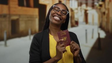 Şehir caddesinde elinde Tayland pasaportuyla gülümseyen bir kadın. Açık havada gözlük ve sarı gömlek takıyor. Seyahat ve keşif öneriyor..