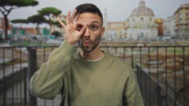 Genç İspanyol bir adam, İtalya 'daki antik Roma harabelerinin önünde dikilirken gözünün yanında 