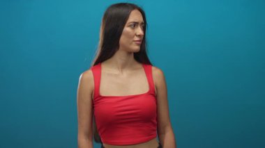 Kırmızı tişörtlü kadın avuçlarını yukarı kaldırırken iki elini de sehpada gösteriyor..