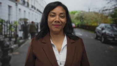 Afro-Amerikalı kadınlar caddede binanın önünde parmak uçlarına basıyorlar; yaratıcı düşünce yapısına güveniyorlar.