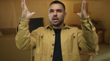 Erkekler tapınaklara iki elle ve gözleriyle dokunur oturma odasında kanepe ve saksı bitkisi ile; stres.