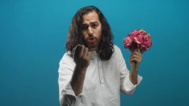 Teal stüdyosunda küçük pembe bir buket sunan ve el uzatılmış jest isteyen bir adam özür diliyor..