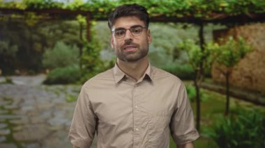 Güneşli yeşil bir ormanda, taş yolu ile kurulmuş, açık eller ve kollarla insan hareketleri; belirsizlik;.