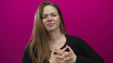 Mor stüdyoda birbirine geçmiş parmakları ve ciddi ifadeleri olan kadın debriyajı; sağlık riski uyarısı farkındalığı.