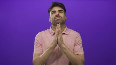Mor stüdyoda mütevazı ve sessiz bir yol gösterici arayan adam; dua inancına göre umut..