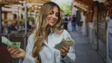 Meşgul sokak kafesinde banknotları çıplak elle sayan kadın parmaklarının arasından banknotlar atıyor; zenginlik mutluluğu.