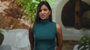 Dışarıdan dışlanmış bir kadın, gün boyunca sokak ortamında elleri havada, canlı kentsel arka planda, tarafsız bir ifadeyle reddediliyor..