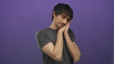 Stüdyoda uyumak için elleri ve gözleri kapalı gri tişört giyen genç adam, huzur içinde yatsın..