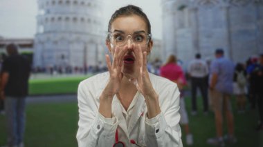 Temiz gözlüklü genç İspanyol doktor pisa kulesinde steteskopla el kaldırdı..