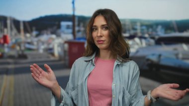 İspanyol bir kadının açık gökyüzünün altında teknelerle deniz kenarında el çırpması dinlenme ve sükunet ortamı sağlıyor..