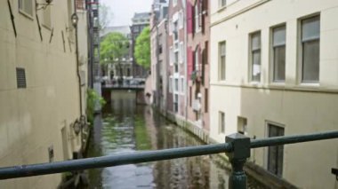 Tarihi binalarla kanal manzarası ve su ve bokeh arkaplanlı odak dışı köprü..