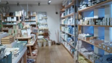 Kapalı mekanda çeşitli ürünler ve dekorasyon ürünleriyle rafları sergilemek davetkar bir alışveriş atmosferini arttıran yumuşak bir bokeh etkisi yaratıyor..