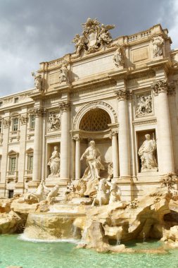 Roma 'daki Trevi Çeşmesinin önü bulutlu bir günde.  