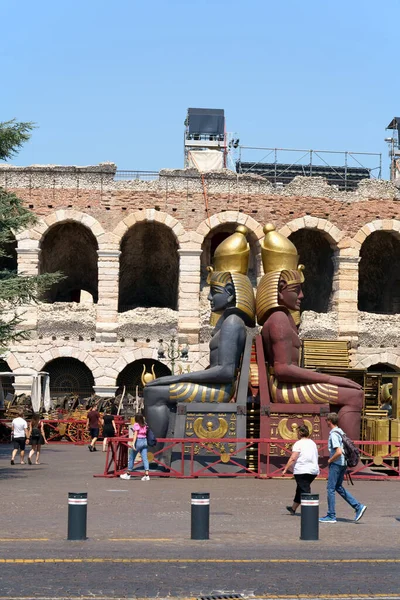 イタリア ヴェローナ 2022年7月17日 ヴェローナのアリーナとアイーダオペラの小道具は ブラ広場のローマの円形劇場の外に設定されています ヴェネトイタリアのヴェノーナ 周囲の一部の人々 — ストック写真