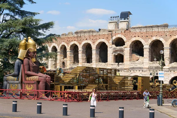 イタリア ヴェローナ 2022年7月17日 ヴェローナのアリーナとアイーダオペラの小道具は ブラ広場のローマの円形劇場の外に設定されています ヴェネトイタリアのヴェノーナ 周囲の一部の人々 ストック画像