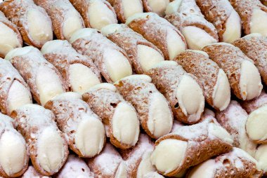Sicilya Cannoli 'si, çıtır waffle ve ricotta ile yapılmış, tipik İtalyan pastası.