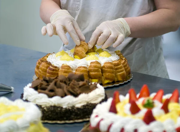 요리사 케이크 디저트 맛있는 미식가 자르기 — 스톡 사진
