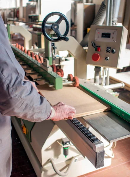 Houtverwerkende Industrie Werknemer Aan Machine Voor Productie Van Meubeldeuren — Stockfoto