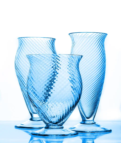 Tres Hermosos Vasos Forma Jarrón Cristal Azul Aislados Blanco — Foto de Stock