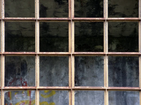 Grade Metal Malha Quadrada Antigo Edifício Industrial Abandonado — Fotografia de Stock