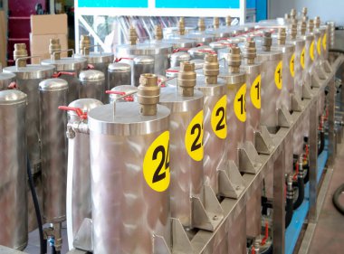 Boya üretimi için bir kimya fabrikasının içi. Renklerin oluşumu için metal kaplar.