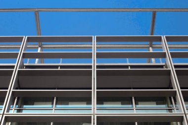 Metal yapıya sahip binanın dış kısmı, detay