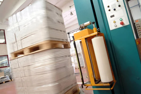 Industriële Automatische Verpakking Van Pallets Met Transparante Kunststof Omwikkeld — Stockfoto