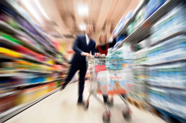 Fotografia Borrão Movimento Casal Compras Supermercado — Fotografia de Stock