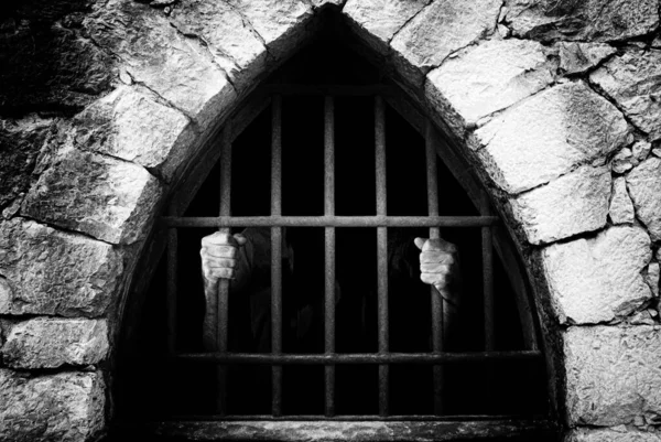 Prisioneiro Uma Cela Medieval Castelo Somente Mãos Nas Barras São — Fotografia de Stock