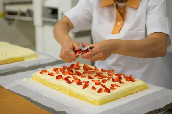 Preparazione Artigianale Dolci Pasticceria Torta Con Fragole — Foto Stock
