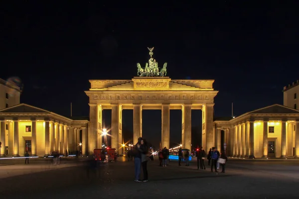 ベルリンのシンボルであるブランデンブルク門は夜になると — ストック写真