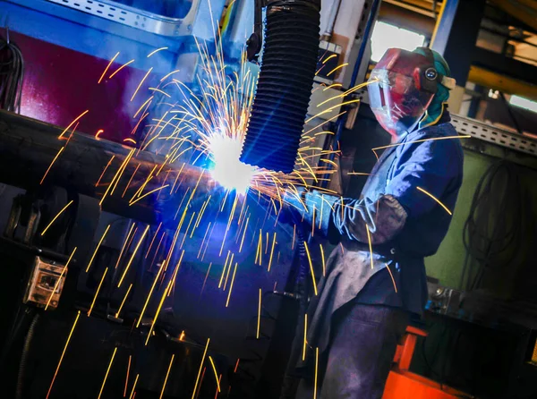Trabajador Soldadura Mientras Trabaja Pie Una Fábrica Metalurgia —  Fotos de Stock
