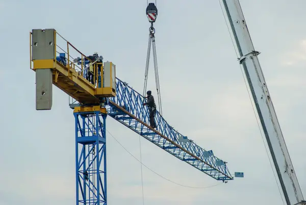 Disassembly Construction Cranes Using Lifting Arm Assistance Workers — Stock Photo, Image